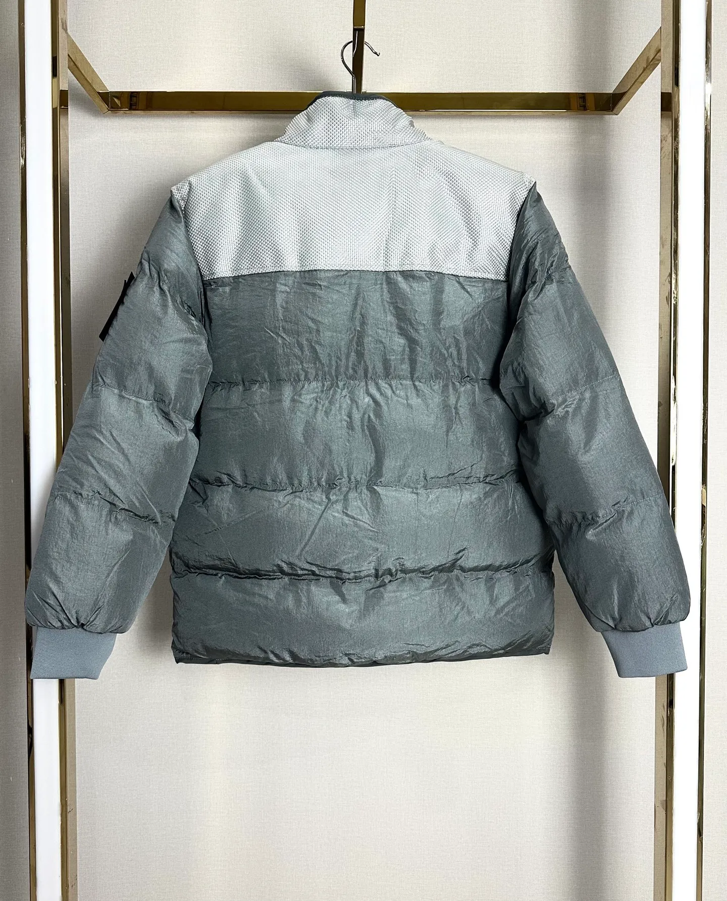 P300 STONE LSLAND/Stone Island metal nylon down jacket. This style is made of super fluffy combed down cotton. It is super warm and thick⚠️ One piece for winter. Top-notch stitching technology. The thermal insulation effect is even better than the down jacket. One piece for winter without stress. All metal hardware and accessories inside are customized one to one! The upper body of the whole dress is full of functionality and style. The fabric is made of metal nylon, windproof and waterproof. It is full of technology. An advanced player in the fabric field! Functional cotton clothing, a must-have for islanders, with unparalleled texture! Color: black silver gray military green fluorescent green haze blue yellow Size M-2XL
